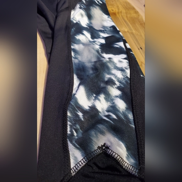 ☆3/35$ | BALLY TOTAL FITNESS | Black & Stormy Active Leggings in size M - Picture 7 of 8